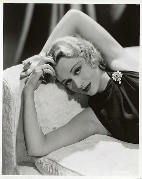 多洛雷斯·卡斯特洛个人资料写真作品