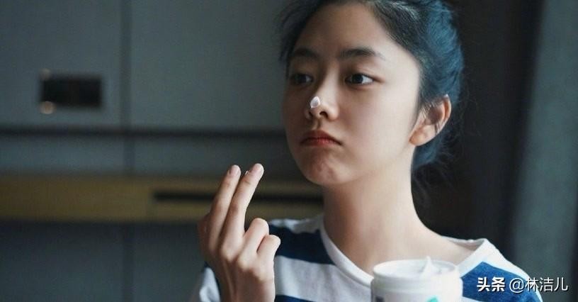 被谭松韵的“素颜杀”美到了,怼脸拍皮肤太好,她真不是大学生?