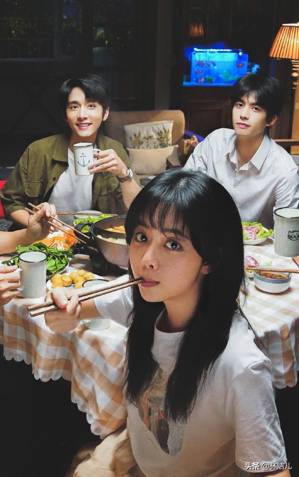 被谭松韵的“素颜杀”美到了,怼脸拍皮肤太好,她真不是大学生?