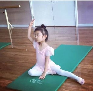 ​甜馨练芭蕾轻松趴地一字马 贾乃亮不服晒照片 图片太妖娆闪瞎眼