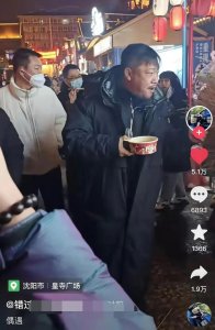 ​贾冰吃夜市被拍，跟网友聊天很亲民，因出演“徐江”大火