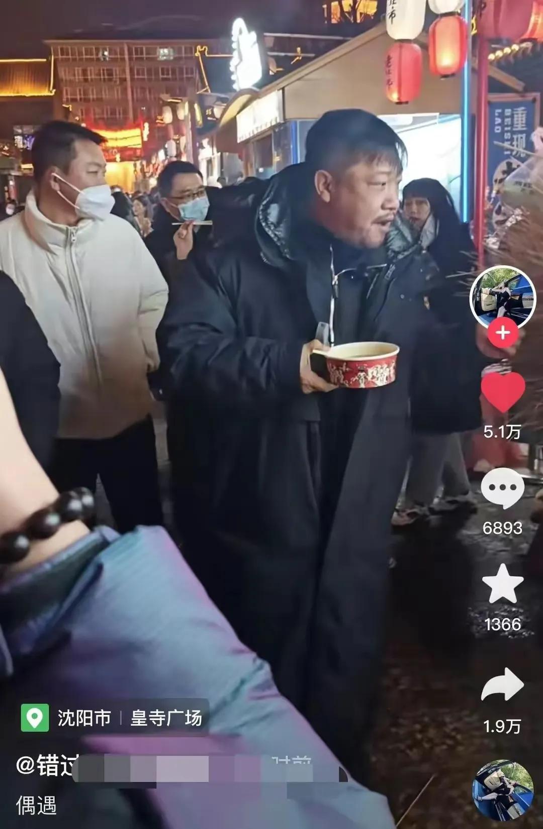 贾冰吃夜市被拍,跟网友聊天很亲民,因出演“徐江”大火