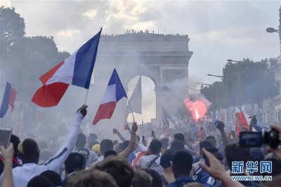 ​法国夺世界杯冠军 举国狂欢庆贺
