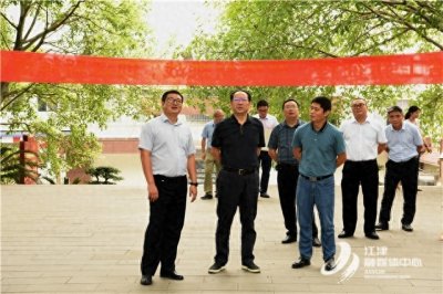 ​节日情暖教师心 区领导慰问江津第五中学