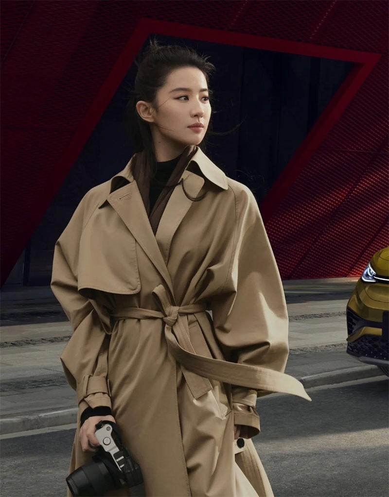 穿“风衣”时髦还得看刘亦菲,不管配裙子还是裤子,都洋气好看