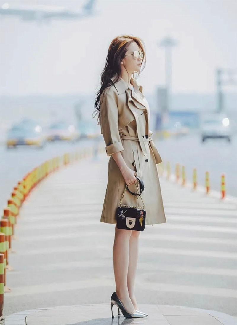 穿“风衣”时髦还得看刘亦菲,不管配裙子还是裤子,都洋气好看
