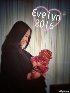 ​张梓琳二胎生了吗(首晒一家四口俩女儿一模一样)