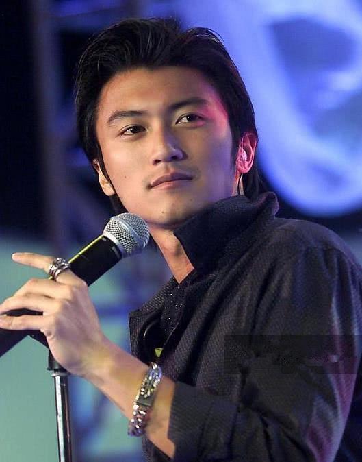 谢霆锋23岁旧照公开，长相帅气，素颜也能秒杀如今“浓妆”小鲜肉