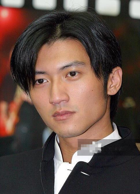 谢霆锋23岁旧照公开，长相帅气，素颜也能秒杀如今“浓妆”小鲜肉