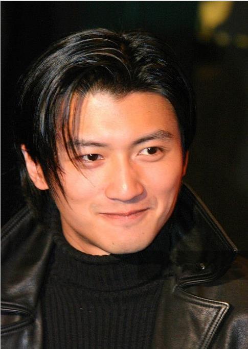 谢霆锋23岁旧照公开，长相帅气，素颜也能秒杀如今“浓妆”小鲜肉