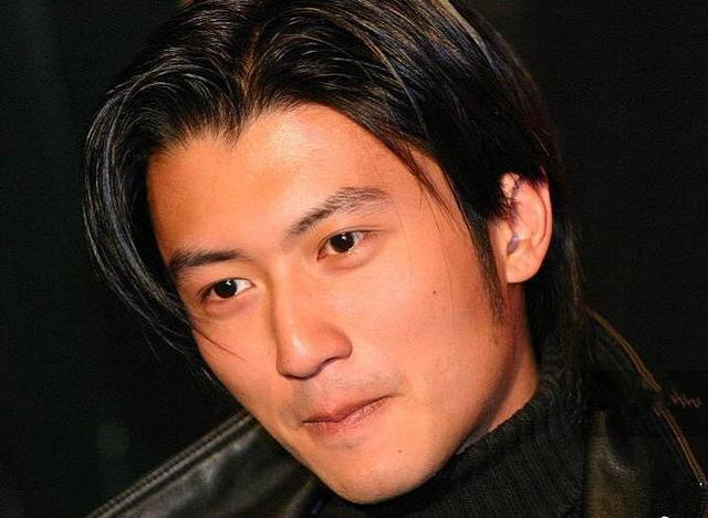 谢霆锋23岁旧照公开，长相帅气，素颜也能秒杀如今“浓妆”小鲜肉