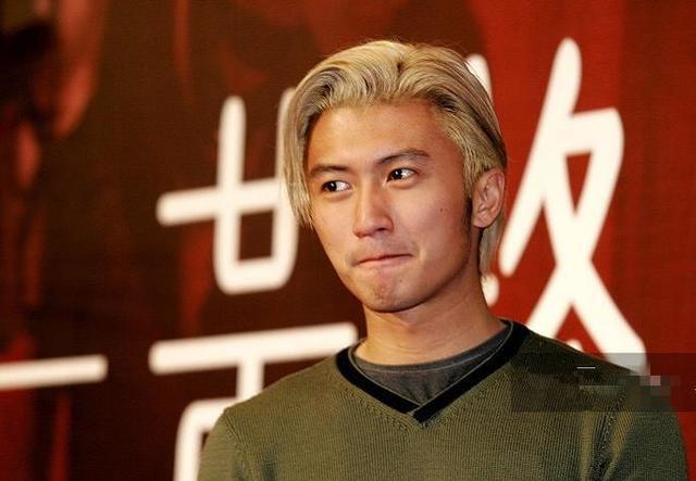 谢霆锋23岁旧照公开，长相帅气，素颜也能秒杀如今“浓妆”小鲜肉