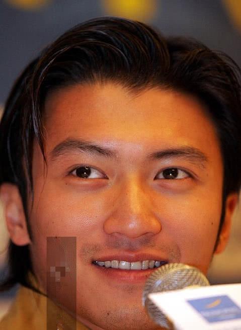 谢霆锋23岁旧照公开，长相帅气，素颜也能秒杀如今“浓妆”小鲜肉