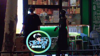 ​张翰疑与新女友深夜约会 两人戴口罩一同驾车回家