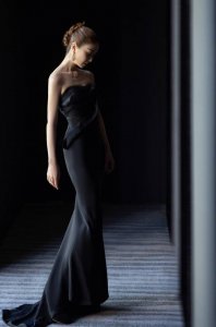 ​薛凯琪修身长裙勾勒好身材 气质优雅眼神勾魂