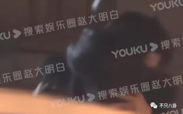 孙千粉色袜子（大长腿肉脸甜妹孙千被拍与男子紧抱）(16)