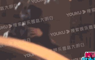 孙千粉色袜子（大长腿肉脸甜妹孙千被拍与男子紧抱）(15)