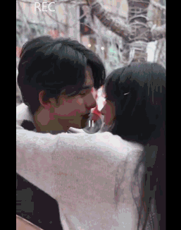 孙千粉色袜子（大长腿肉脸甜妹孙千被拍与男子紧抱）(68)