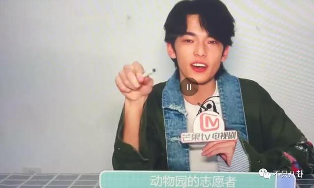 孙千粉色袜子（大长腿肉脸甜妹孙千被拍与男子紧抱）(76)