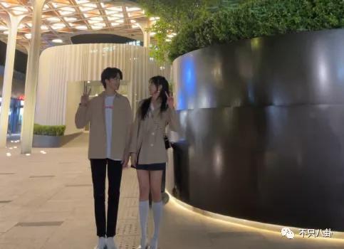 孙千粉色袜子（大长腿肉脸甜妹孙千被拍与男子紧抱）(103)