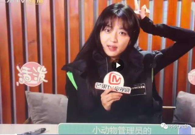 孙千粉色袜子（大长腿肉脸甜妹孙千被拍与男子紧抱）(71)