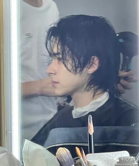 孙千粉色袜子（大长腿肉脸甜妹孙千被拍与男子紧抱）(48)