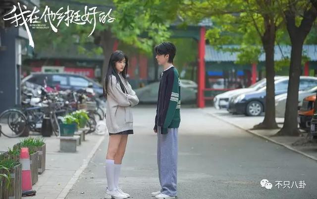 孙千粉色袜子（大长腿肉脸甜妹孙千被拍与男子紧抱）(29)