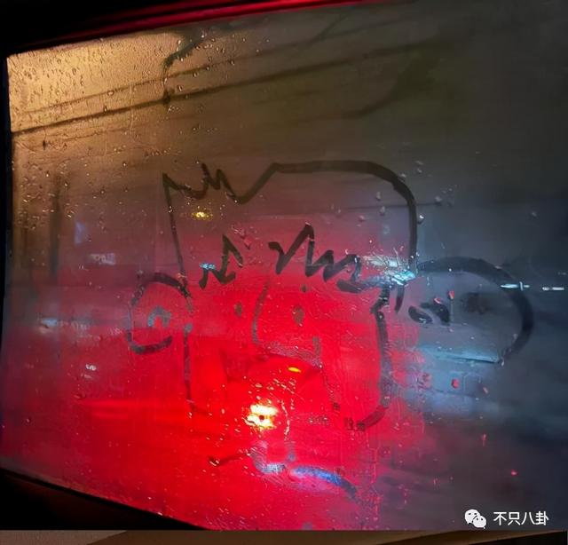 孙千粉色袜子（大长腿肉脸甜妹孙千被拍与男子紧抱）(98)