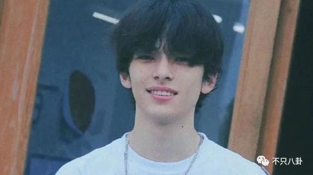 孙千粉色袜子（大长腿肉脸甜妹孙千被拍与男子紧抱）(45)