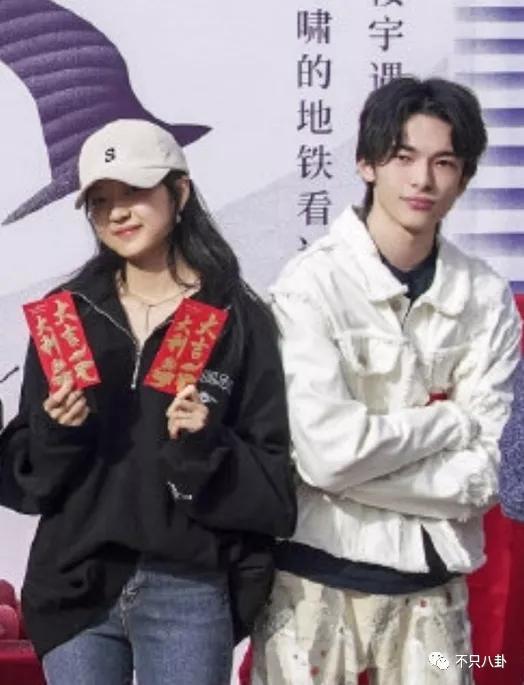 孙千粉色袜子（大长腿肉脸甜妹孙千被拍与男子紧抱）(63)