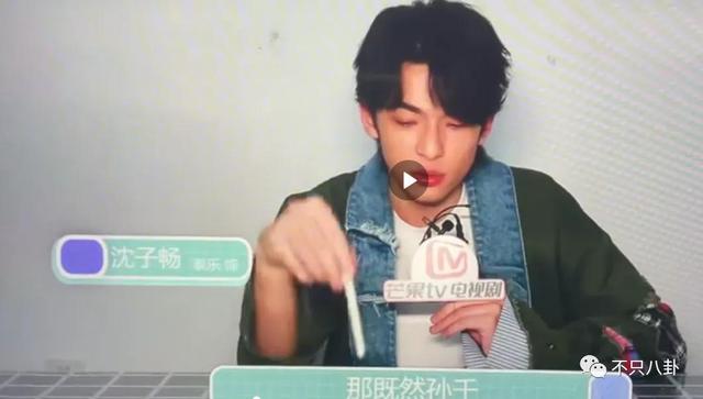 孙千粉色袜子（大长腿肉脸甜妹孙千被拍与男子紧抱）(72)