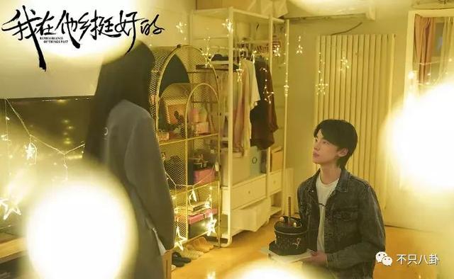 孙千粉色袜子（大长腿肉脸甜妹孙千被拍与男子紧抱）(26)