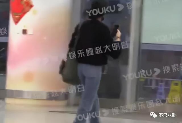 孙千粉色袜子（大长腿肉脸甜妹孙千被拍与男子紧抱）(10)