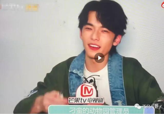 孙千粉色袜子（大长腿肉脸甜妹孙千被拍与男子紧抱）(78)