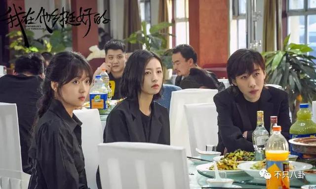 孙千粉色袜子（大长腿肉脸甜妹孙千被拍与男子紧抱）(5)