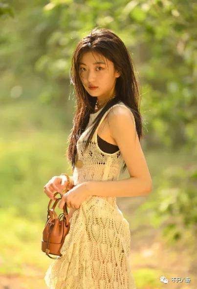 孙千粉色袜子（大长腿肉脸甜妹孙千被拍与男子紧抱）(2)