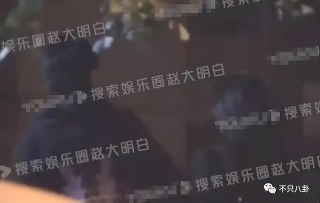 孙千粉色袜子（大长腿肉脸甜妹孙千被拍与男子紧抱）(18)