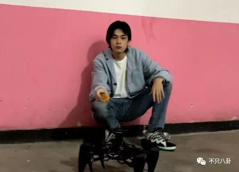 孙千粉色袜子（大长腿肉脸甜妹孙千被拍与男子紧抱）(101)