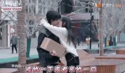 孙千粉色袜子（大长腿肉脸甜妹孙千被拍与男子紧抱）(67)