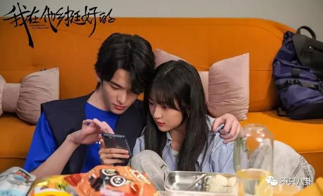 孙千粉色袜子（大长腿肉脸甜妹孙千被拍与男子紧抱）(27)