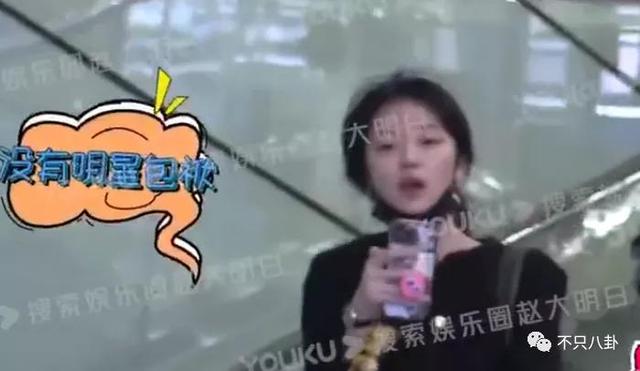 孙千粉色袜子（大长腿肉脸甜妹孙千被拍与男子紧抱）(9)