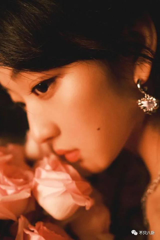 孙千粉色袜子（大长腿肉脸甜妹孙千被拍与男子紧抱）(22)