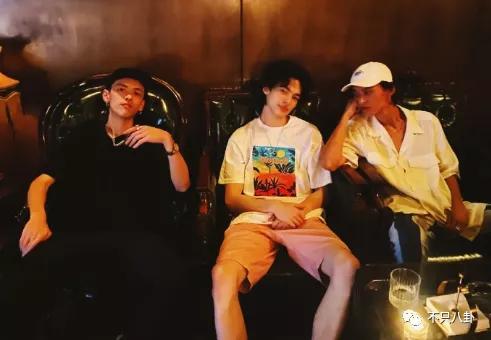 孙千粉色袜子（大长腿肉脸甜妹孙千被拍与男子紧抱）(95)