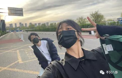 孙千粉色袜子（大长腿肉脸甜妹孙千被拍与男子紧抱）(81)