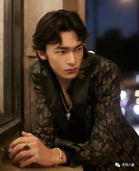 孙千粉色袜子（大长腿肉脸甜妹孙千被拍与男子紧抱）(25)