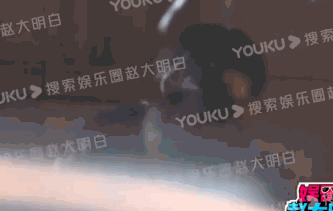 孙千粉色袜子（大长腿肉脸甜妹孙千被拍与男子紧抱）(17)