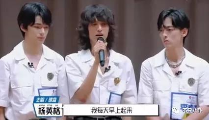 孙千粉色袜子（大长腿肉脸甜妹孙千被拍与男子紧抱）(94)