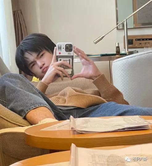 孙千粉色袜子（大长腿肉脸甜妹孙千被拍与男子紧抱）(100)