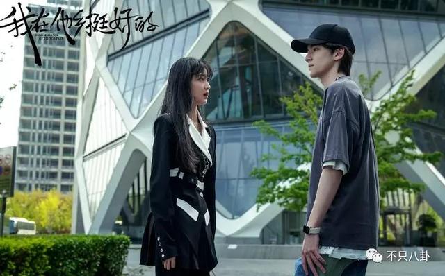 孙千粉色袜子（大长腿肉脸甜妹孙千被拍与男子紧抱）(28)