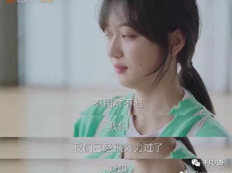 孙千粉色袜子（大长腿肉脸甜妹孙千被拍与男子紧抱）(34)